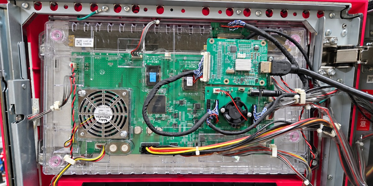 液晶ユニットの裏側に取り付けたルビドスの基板の全体